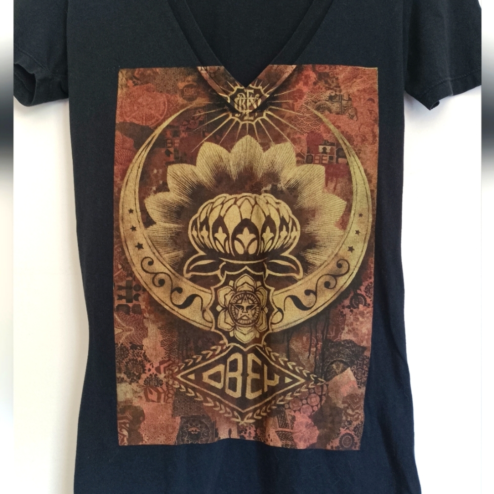 Obey Graphic Top V-Neck - Picture 2 of 3